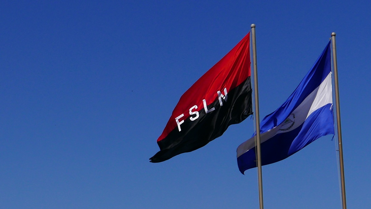 3. ...na którym, jak w każdym nikaraguańskim mieście, obok flagi państwowej powiewa bandera rządzącej partii FSLN